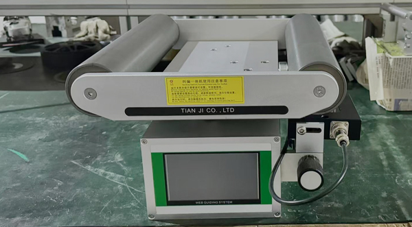 制袋機(jī)收放卷偏離？糾偏機(jī)助您解決難題